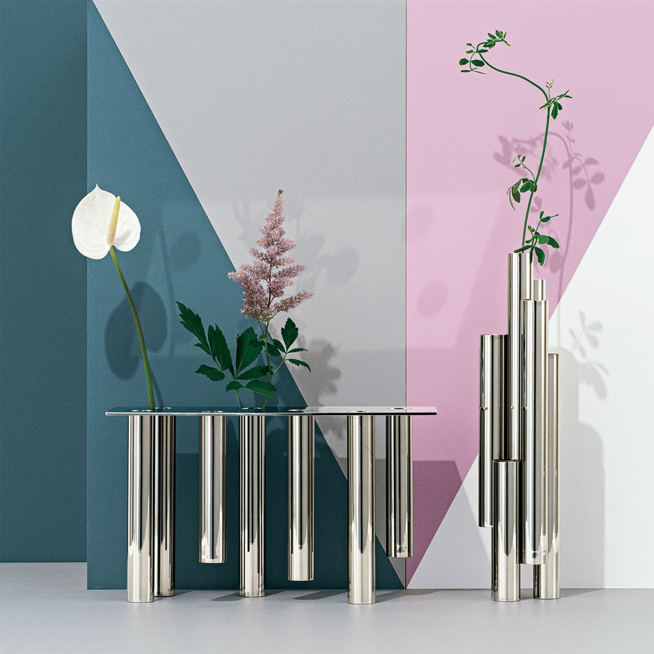 7本の金属チューブで構成された花器（左から）《POMPEI》268,400円、《7 TUBI》242,000円。