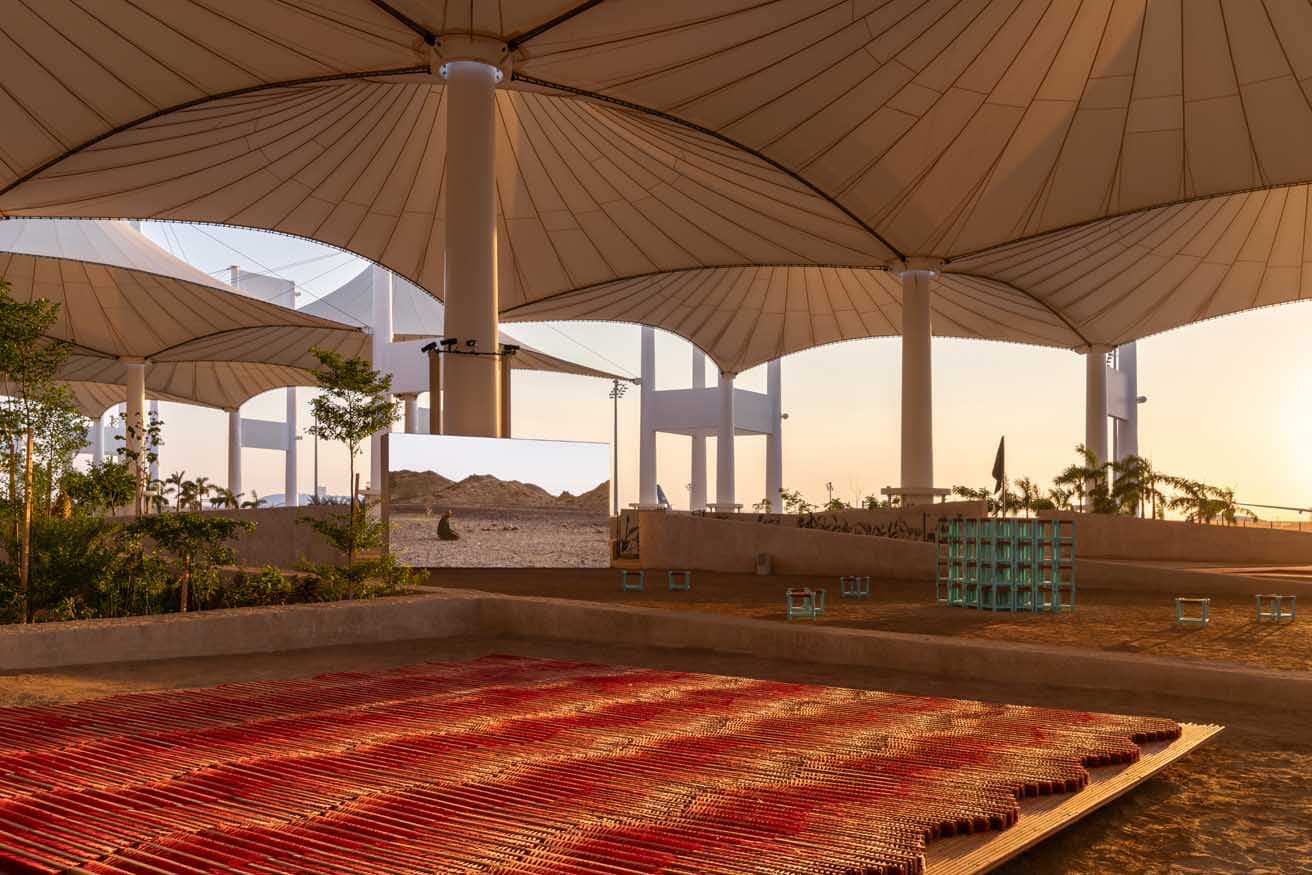 「イスラム美術ビエンナーレ2025」、バシャー・ハウサウィの《私の贈り物は庭》。このビエンナーレでは屋内の展示室のほか、屋外にも作品が展示されている。