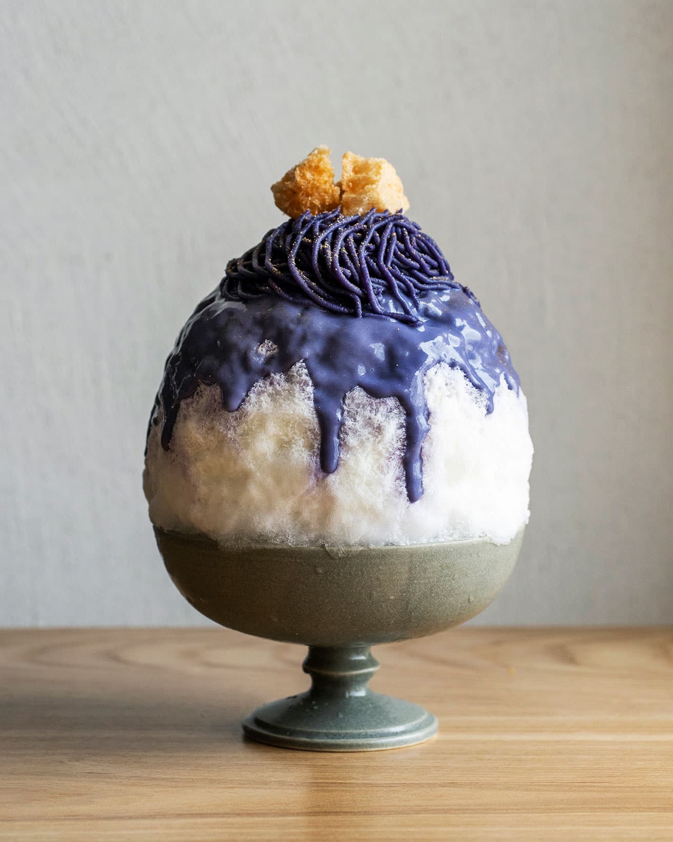 沖夢紫（おきゆめむらさき）のモンブラン氷1,600円。沖夢紫は、沖縄県農業研究センターで7年をかけて開発された高品質のブランド紅芋。一際鮮やかな紫色が特徴だ。沖夢紫ペーストに生クリームを合わせたモンブランクリームを搾り出して。トップには石垣島の塩煎餅をちょこんとのせて、味のアクセントに。