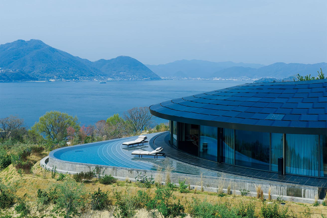 〈NOT A HOTEL SETOUCHI〉に建つ3棟のヴィラのうち、最も高い場所に位置する《360》。リビングの前にプールが広がり、瀬戸内の多島美や美しい夕暮れを独占できる。