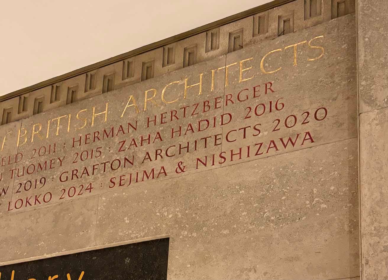 2025年の受賞者として、SANAAの名は「SEJIMA ＆ NISHIZAWA SANAA 2025」と壁に刻まれた。photo_Megumi Yamashita