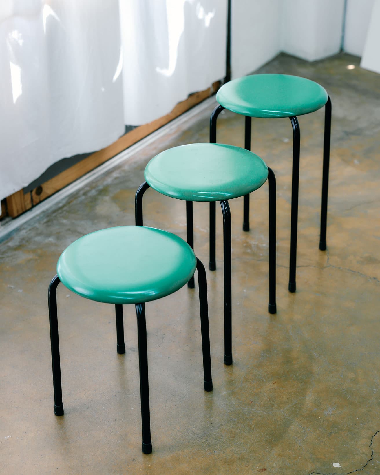 何気なく見えるが、よく見ると脚の長さが違う《your level stool》（2009年）。それぞれに、スタッキングした状態の高さをもたせ、バランス強度をととのえている。異なる高さは、空間に広がりをもたせる。吉行さんの初期のデザイン。