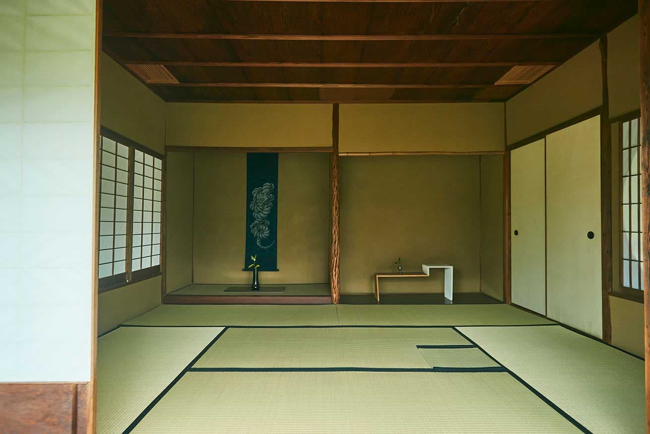 両足院は通常非公開だが、初夏、半夏生の開花に合わせて毎年特別公開が行われる。今年はこの茶室に藍で染められた畳も設置されるとあり、見逃せない。
