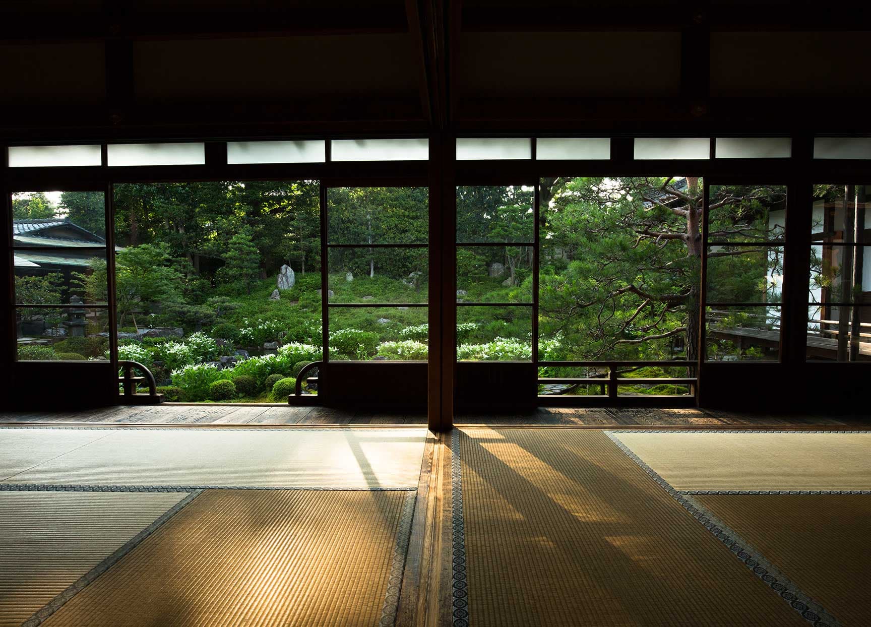 京都・半夏生が白く染まる初夏、藍が呼応する。〈両足院〉で〈BUAISOU〉展『縄夏生』開催。