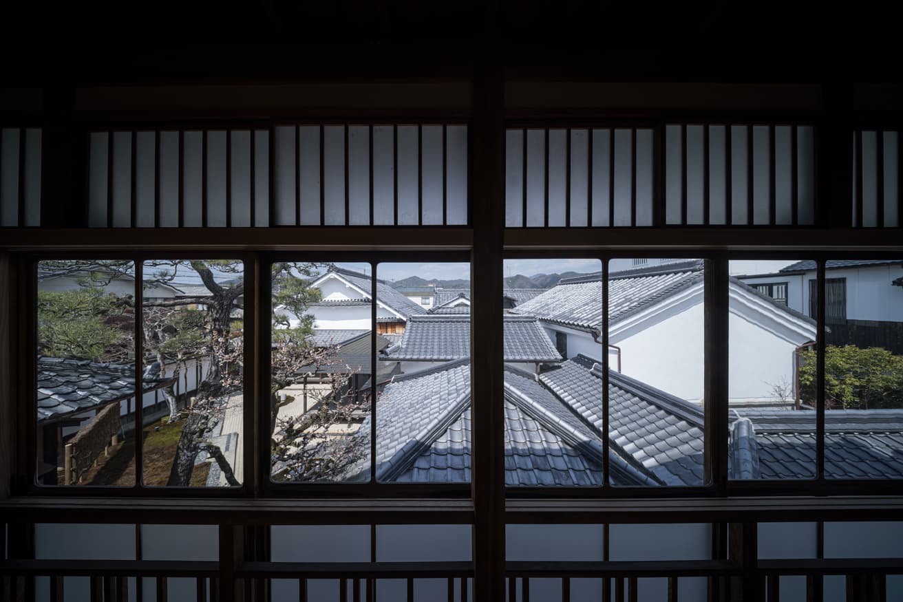 2階の窓から江戸時代からの建物を含む敷地を望む。美しい瓦屋根の連なる様子は必見。