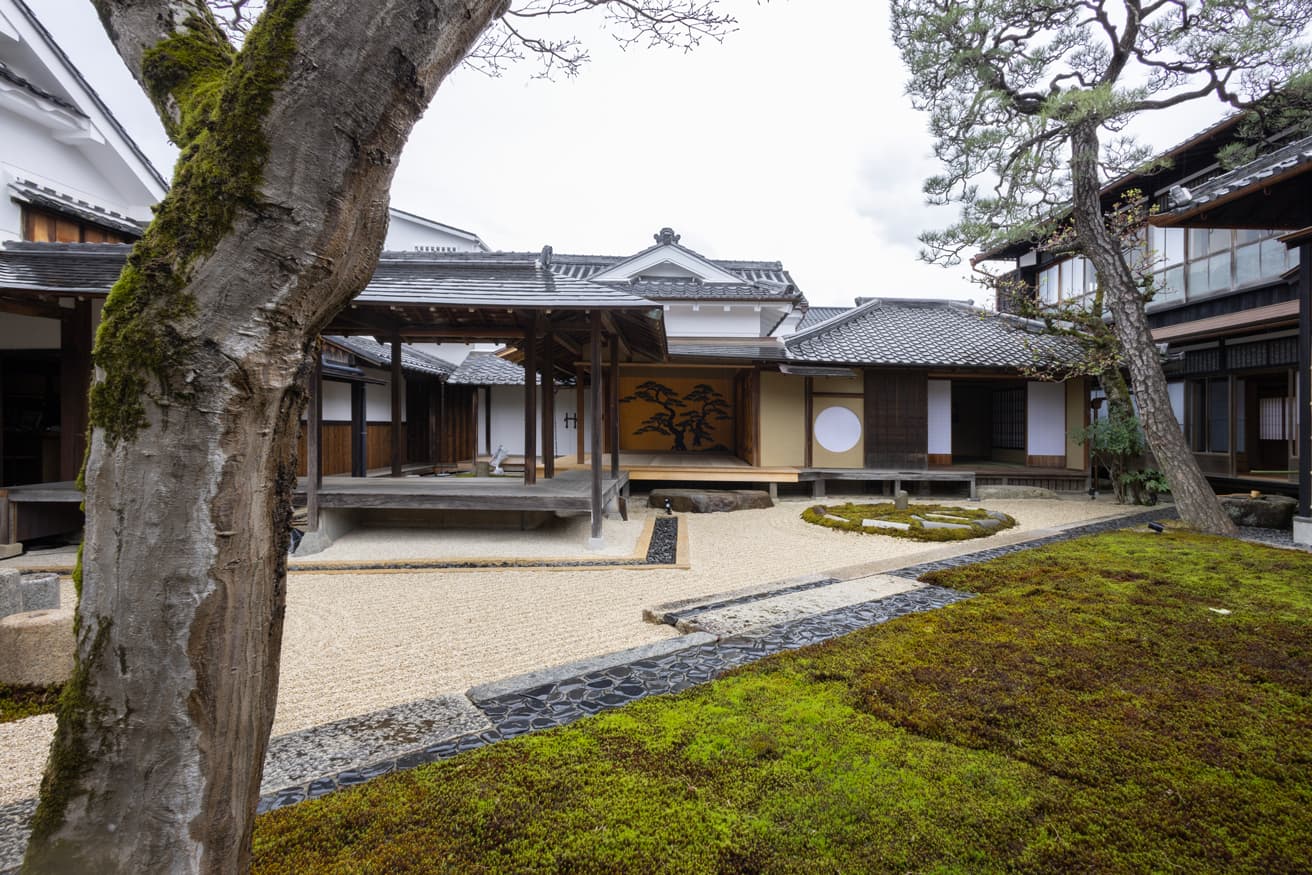 丹波篠山に〈新素研〉が改修した一棟貸しの宿が誕生！ 創業1734年の老舗〈小田垣商店〉の文化財に泊まれる!?