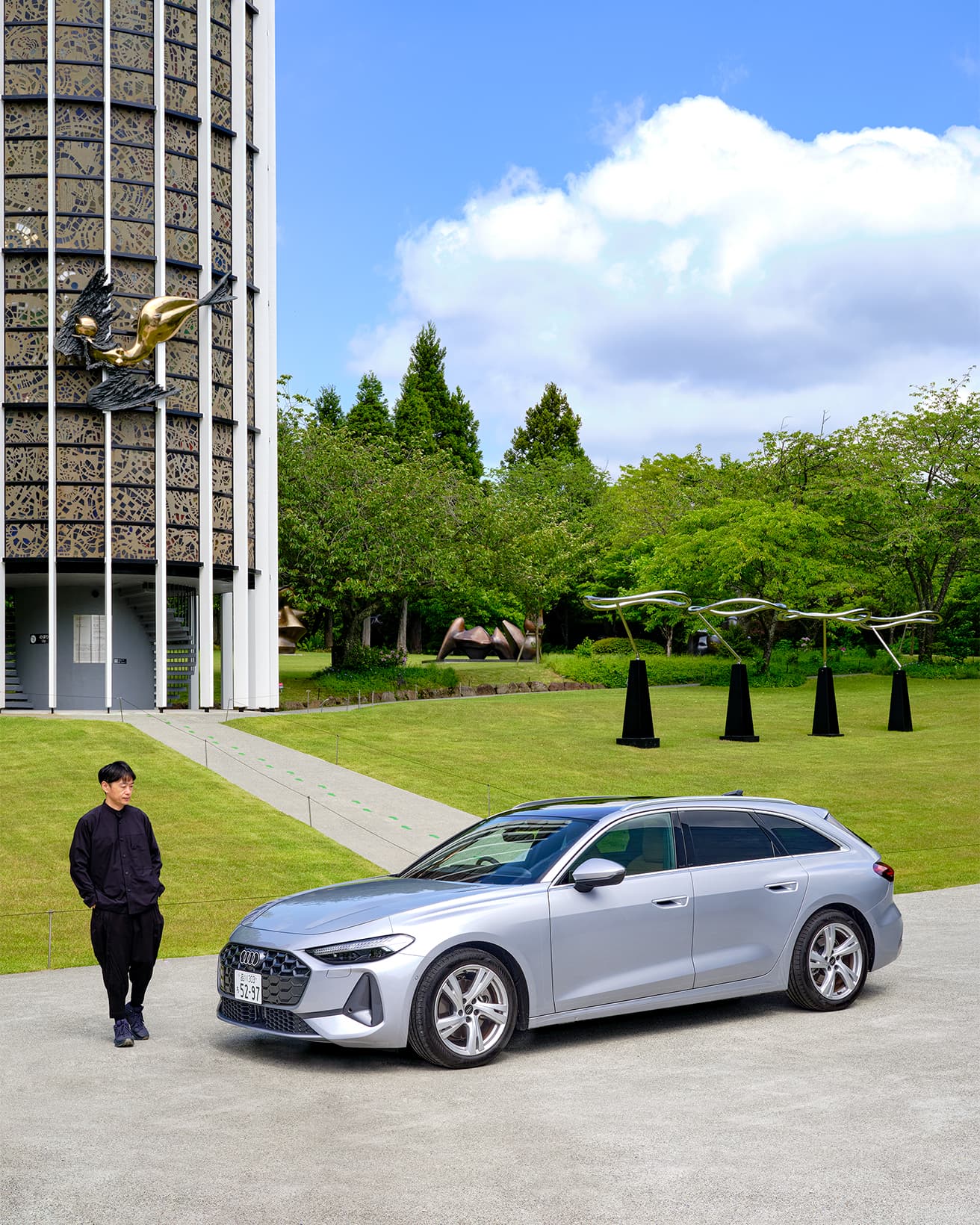 〈彫刻の森美術館〉に到着した《Audi A5 Avant》。背景にはガブリエル・ロアール、伊本淳、伊藤隆通らの作品が。*通常、車両は立ち入り不可。
