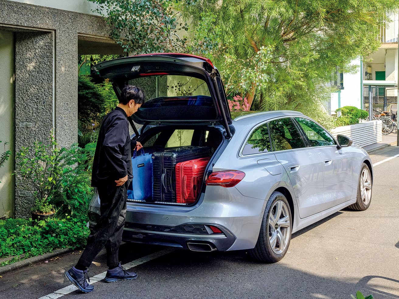 リアシートを倒すと1,424リットルのラゲッジスペースを誇る《Audi A5 Avant》は、荷物の出し入れが楽で日常での使い勝手に優れる。