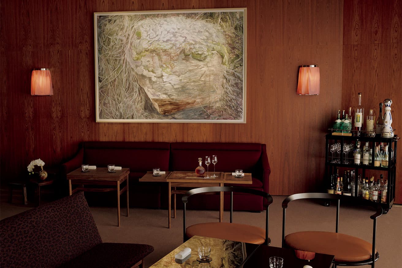 点在するアートが、店内に静かなアクセントを添える。photo_Henrik Lundell