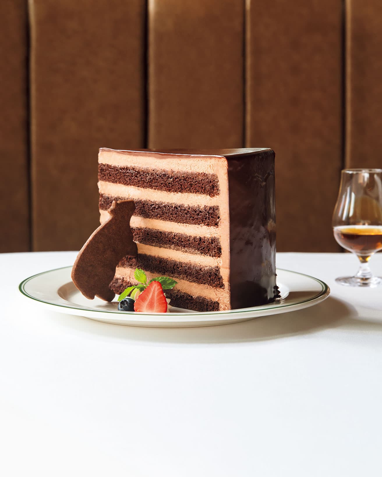 ギガンティックチョコレートケーキ（3,800円）はオリジナルのモルトとともに。