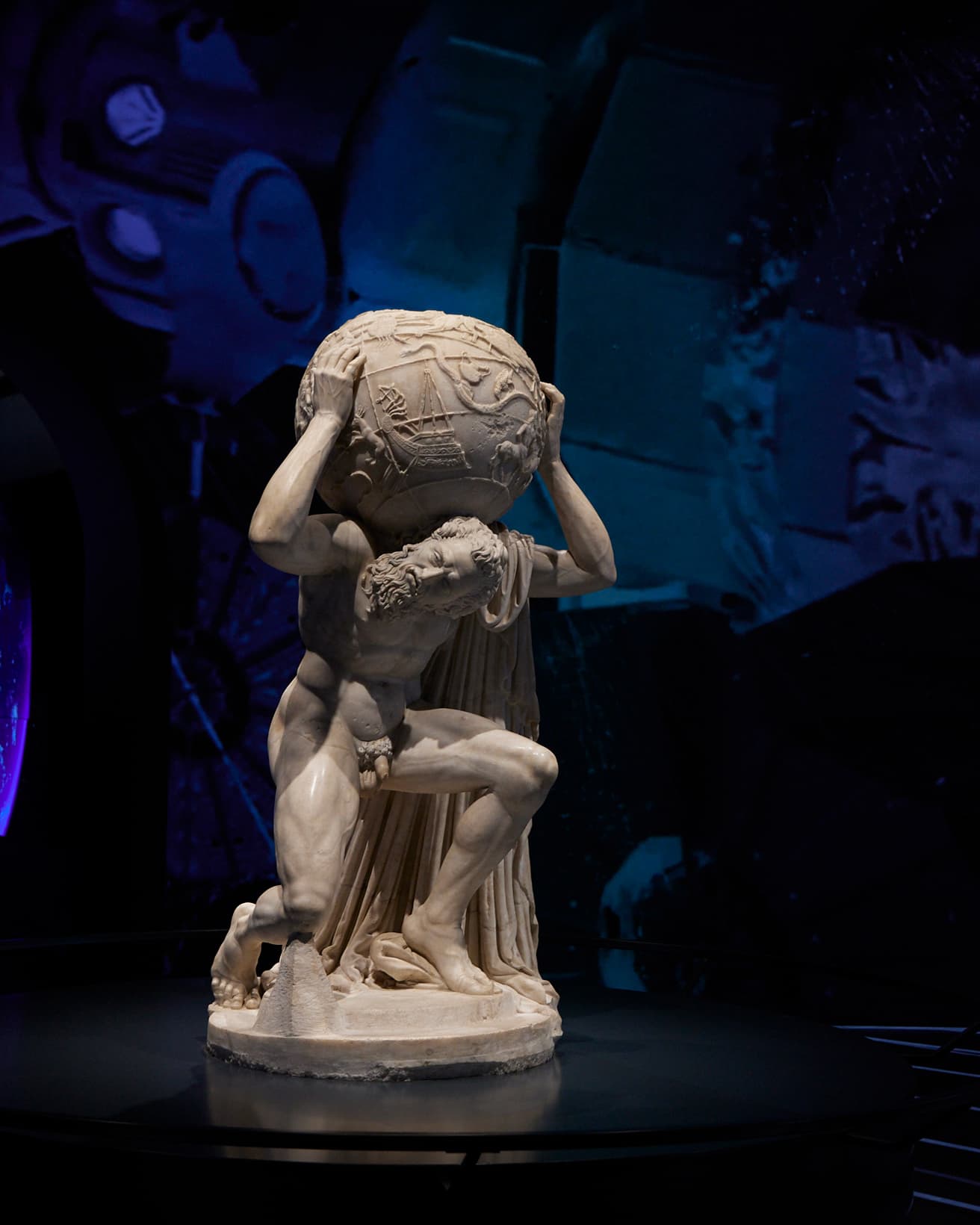《ファルネーゼのアトラス》、万博・イタリア館での展示風景。背後の映像は一部が〈大阪市立美術館〉でも上映される。 photo_Masanori Kaneshita
