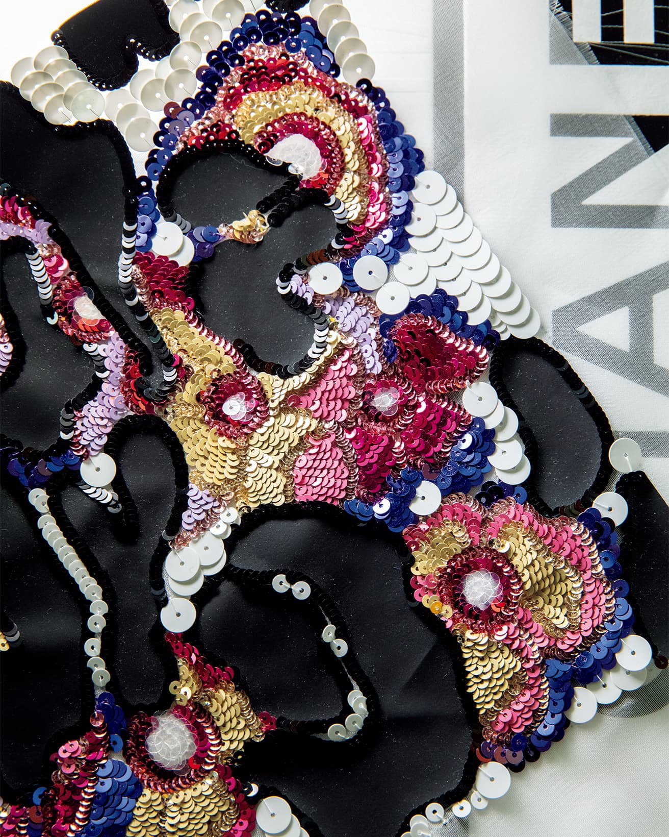 リュネヴィル刺繍の伝統技術を駆使しつつ、現代的な表現を施している。