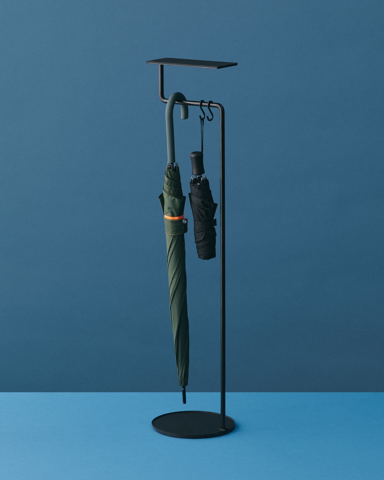 フックに1本ずつかければ傘同士が絡まることなく、取り出しやすい。靴べらなど細長い小物の収納にも便利。