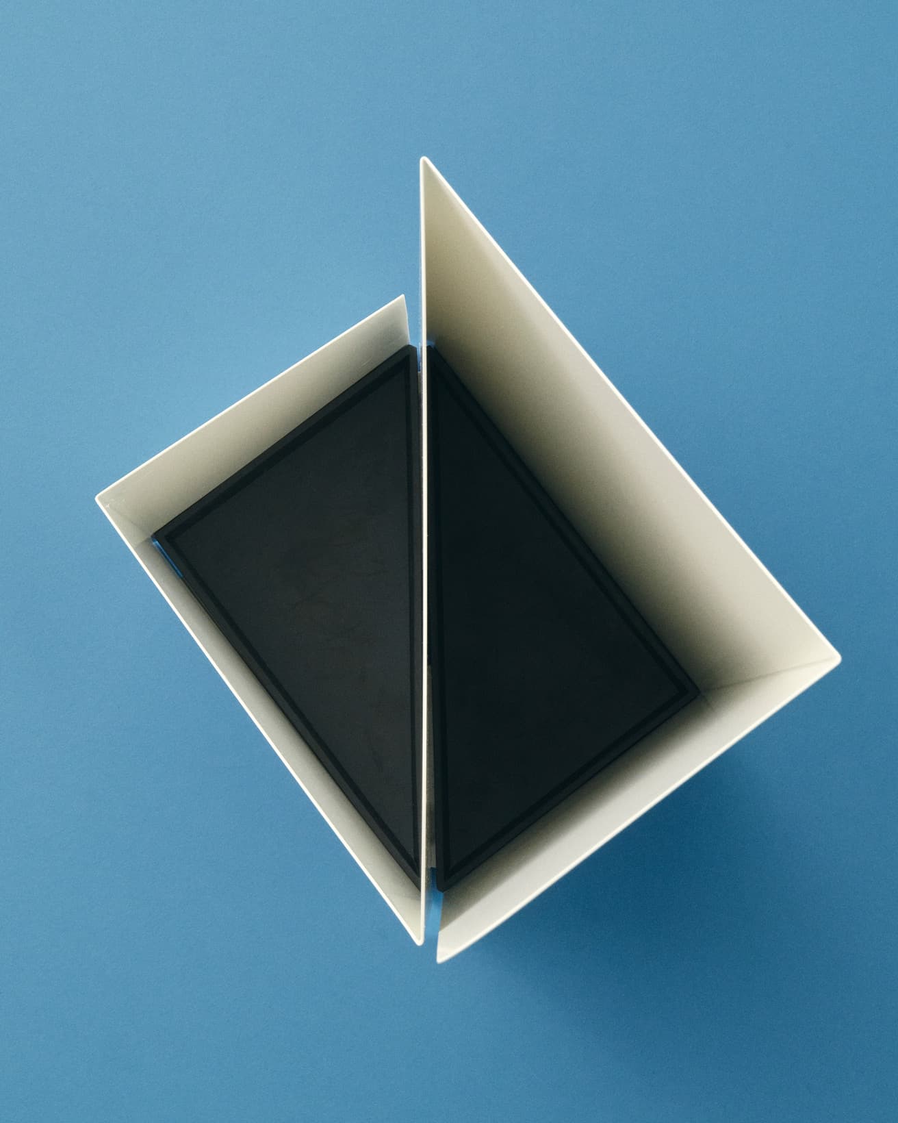 内部にぴったり収まるラバーの受け皿が傘を受け止める。