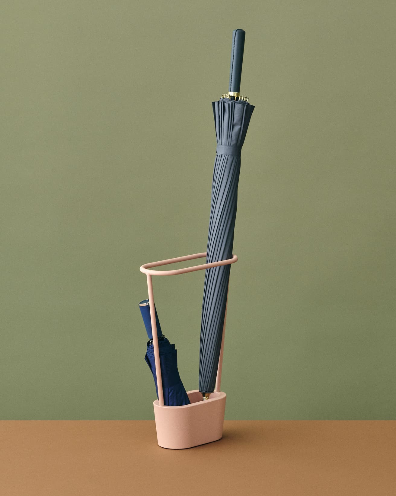 スリムなシルエットながら、鋳鉄製の土台で傘をたくさんいれても倒れにくい。