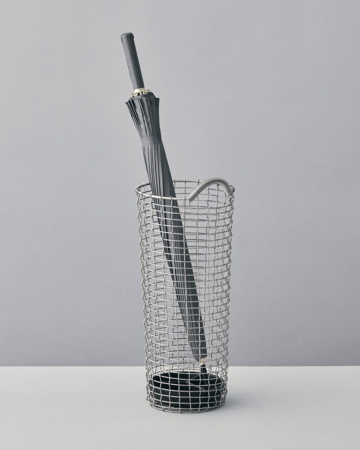 スウェーデンの老舗バスケットメーカーがつくる傘立ては、美しく驚くほど頑丈でしなやか。