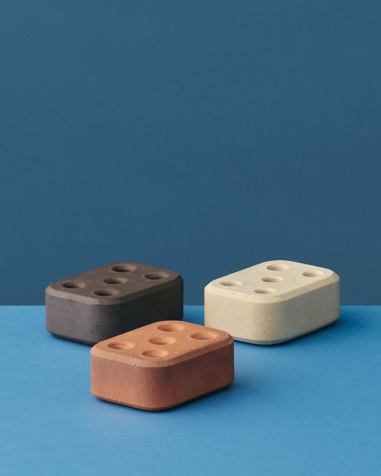 デザインソースは穴開き煉瓦。《BRICK STAND》W158×D118×H60mm。各8,800円。