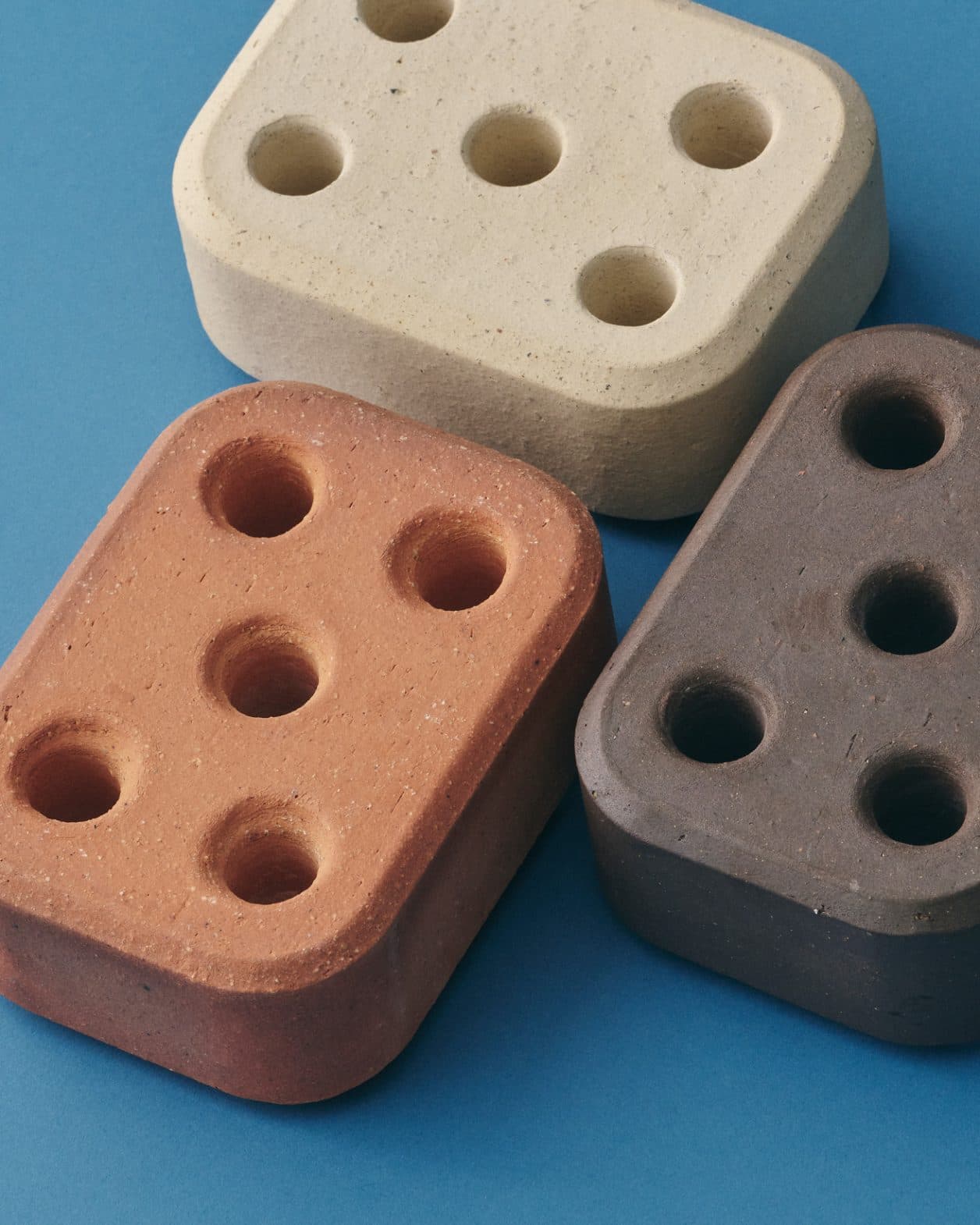 デザイナー熊野亘が生んだ、狭い玄関にもなじむ傘立て。着想はフィンランドの穴開き煉瓦。