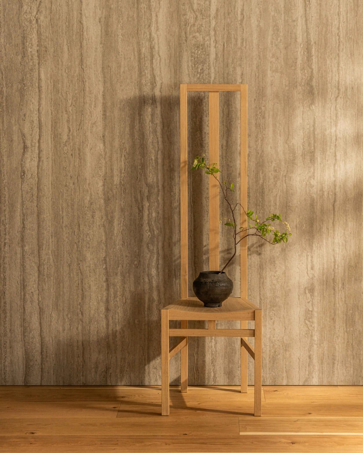 安藤忠雄が〈水の教会〉のためにデザインした《A-CHAIR 510》にリミテッドエディションが登場。