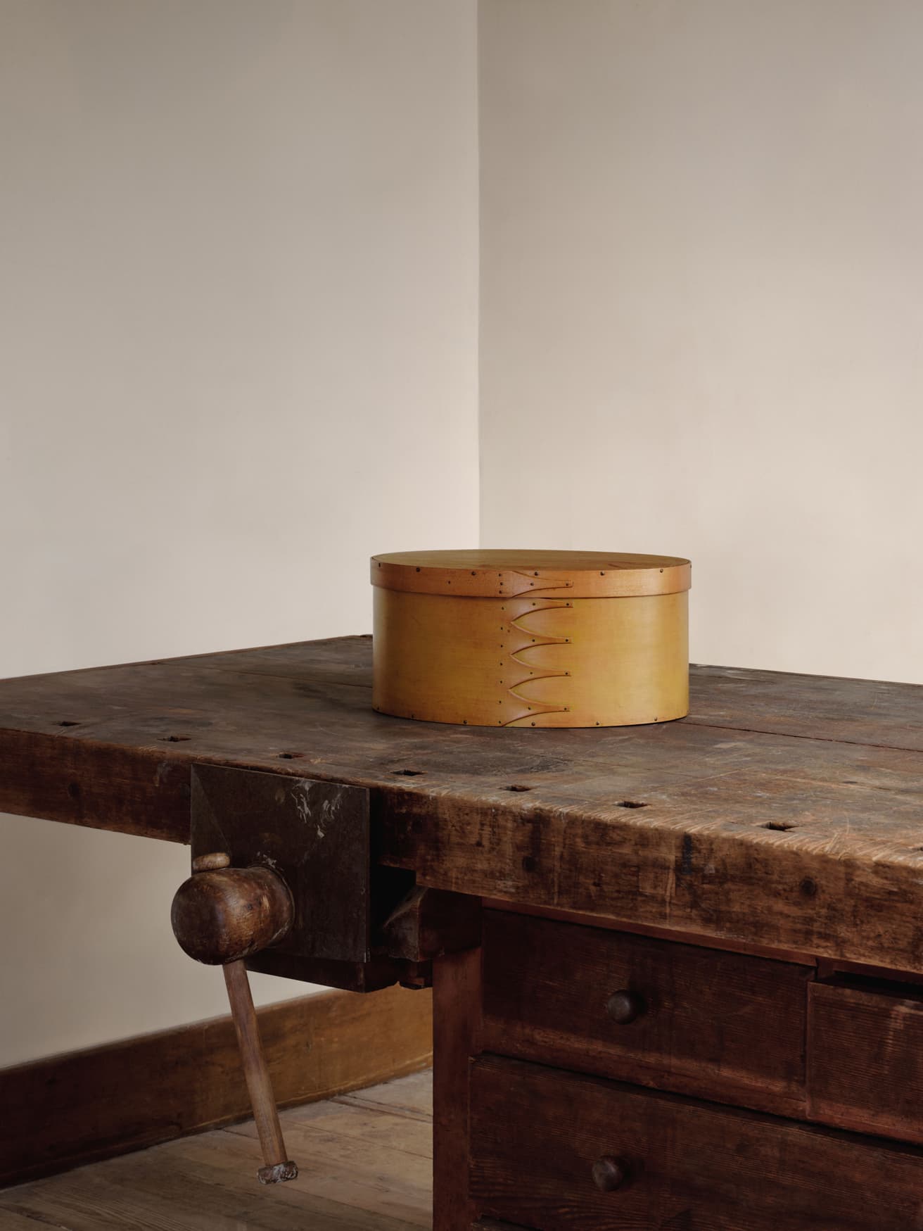 日本でも人気の楕円形のシェーカーボックス。
Oval box on a workbench, New Lebanon, NY, 2024.
photo_©Vitra Design Museum / Alex Lesage, courtesy Shaker Museum, Chatham, New York