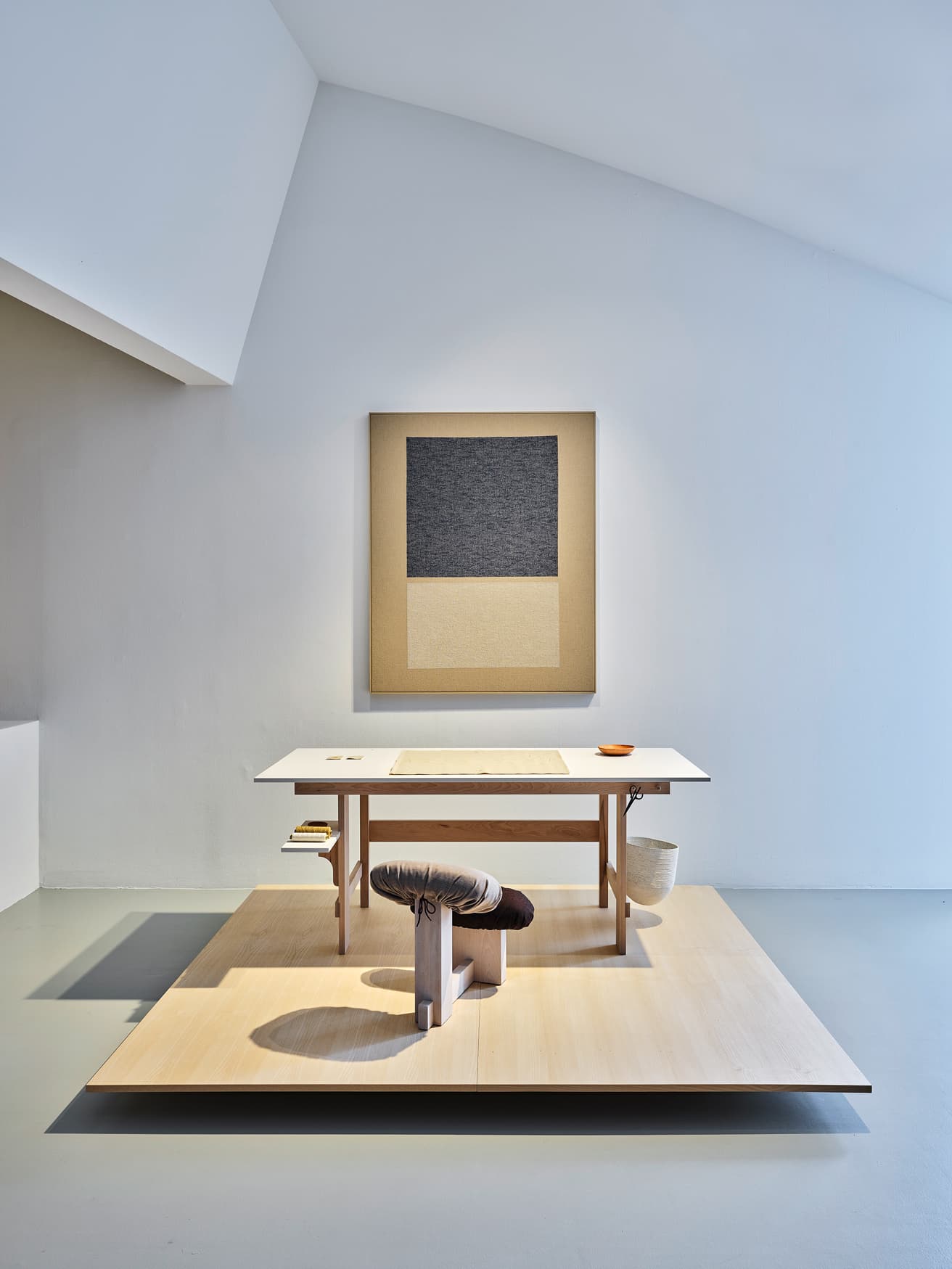 デザイナーとしても活躍するクリス・ハルストロムの刺繍作品。Chris Liljenberg Halstrøm, My Work Station / My Prayer Room, 2025
