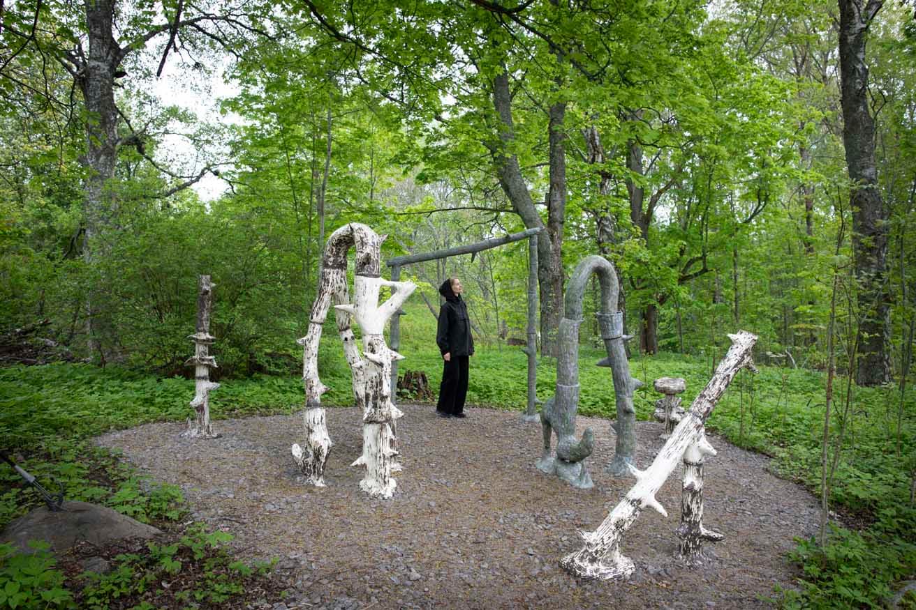 メイン会場の〈ヴァッリサーリ島〉に展示中の『Külmking. Resting Within Puddles and Branches』は、エストニア出身でウィーン在住のLaura Põldの作品。セラミック製で鳥たちのために水がたまる部分もデザインされている。photo_Sonja Hyytiäinen
