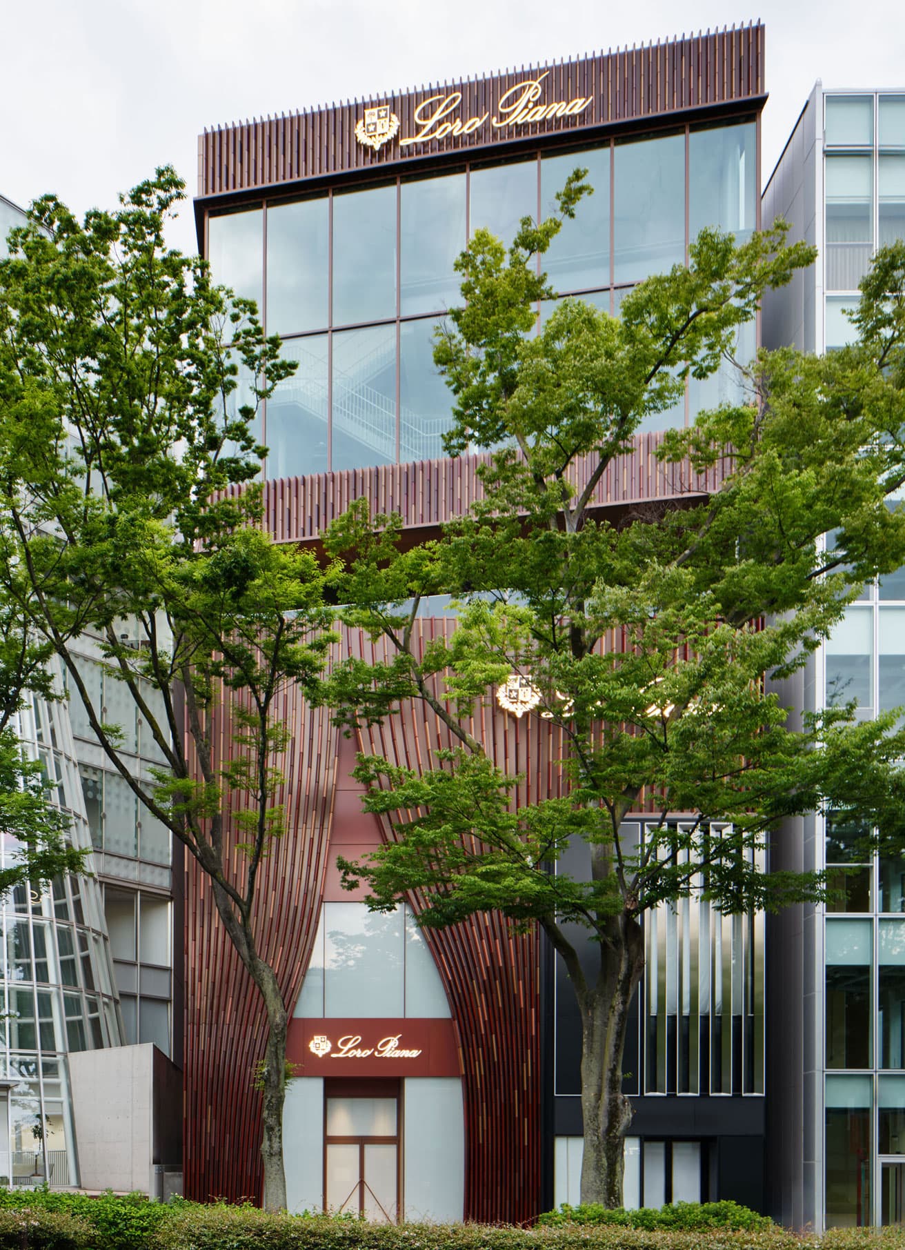 〈ロロ・ピアーナ〉表参道店、外装。ファサードは青木淳が担当。メゾンのために特別設計・建設された建築の4フロアにて展開される。