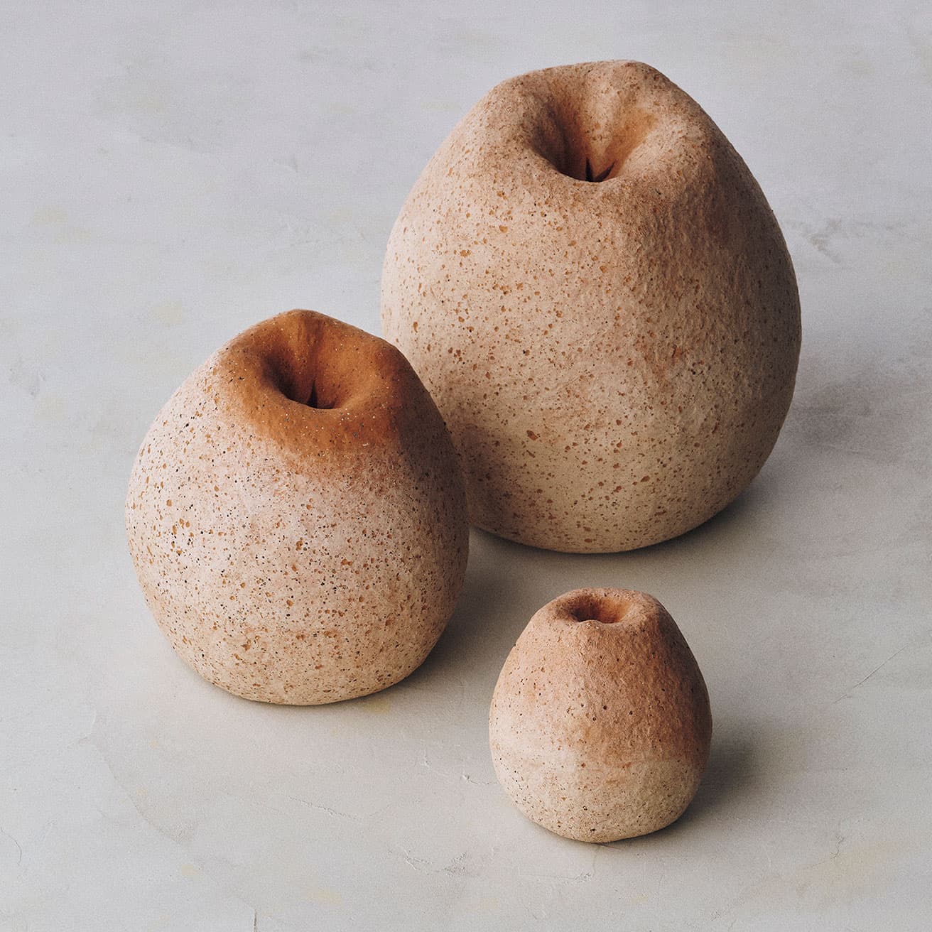 リンゴ型オブジェ《POMME》にはスパイシーなCardamome Terreのドロッパーが付属。S 8
4,260円、M 116,600円、L 168,300円
