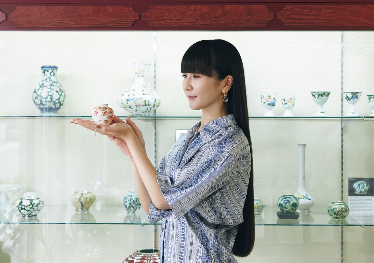 At the Kato Shippō Seisakusho studio, which continues to produce articles of shippō, whereby a base form in metal is finished with vitreous glaze and fired, in keeping with traditional methods. Holding a cherry blossom vase in her palm, our shopkeeper, KASHIYUKA, observes, “there’s a sense of depth when I gaze at this, as if it’s emerging from under water.”