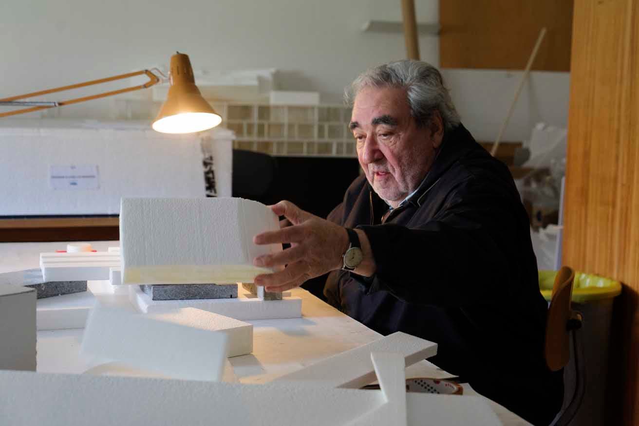 建築部門受賞のエドゥアルド・ソウト・デ・モウラ。ポルトガル・ポルトの事務所にて（2025年4月）。Photo: Shun Kambe　© The Japan Art Association