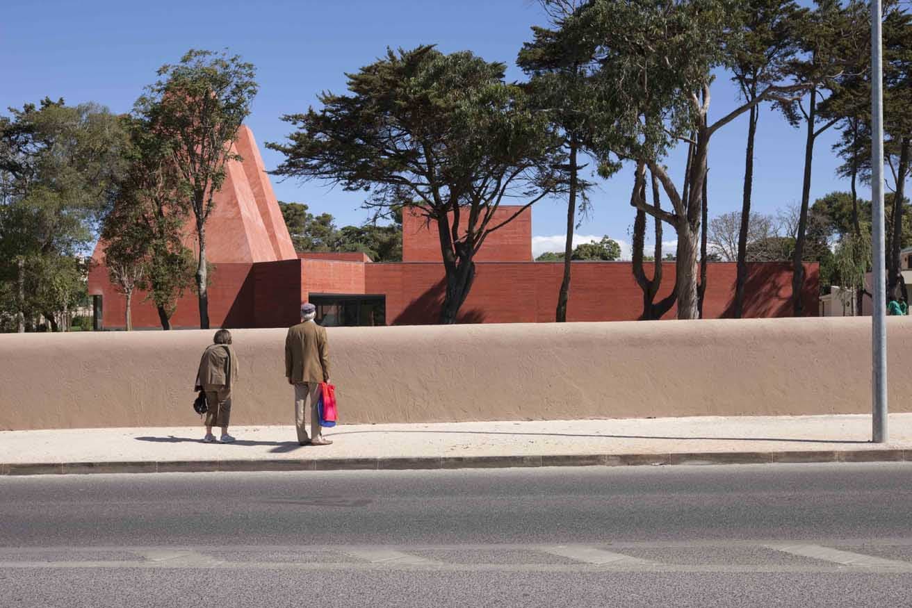 リスボン郊外のリゾート地、カスカイスにある〈ポーラ・レゴ美術館〉2008年　©️ Luis Ferreira Alves　Courtesy of Souto de Moura Arquitectos


