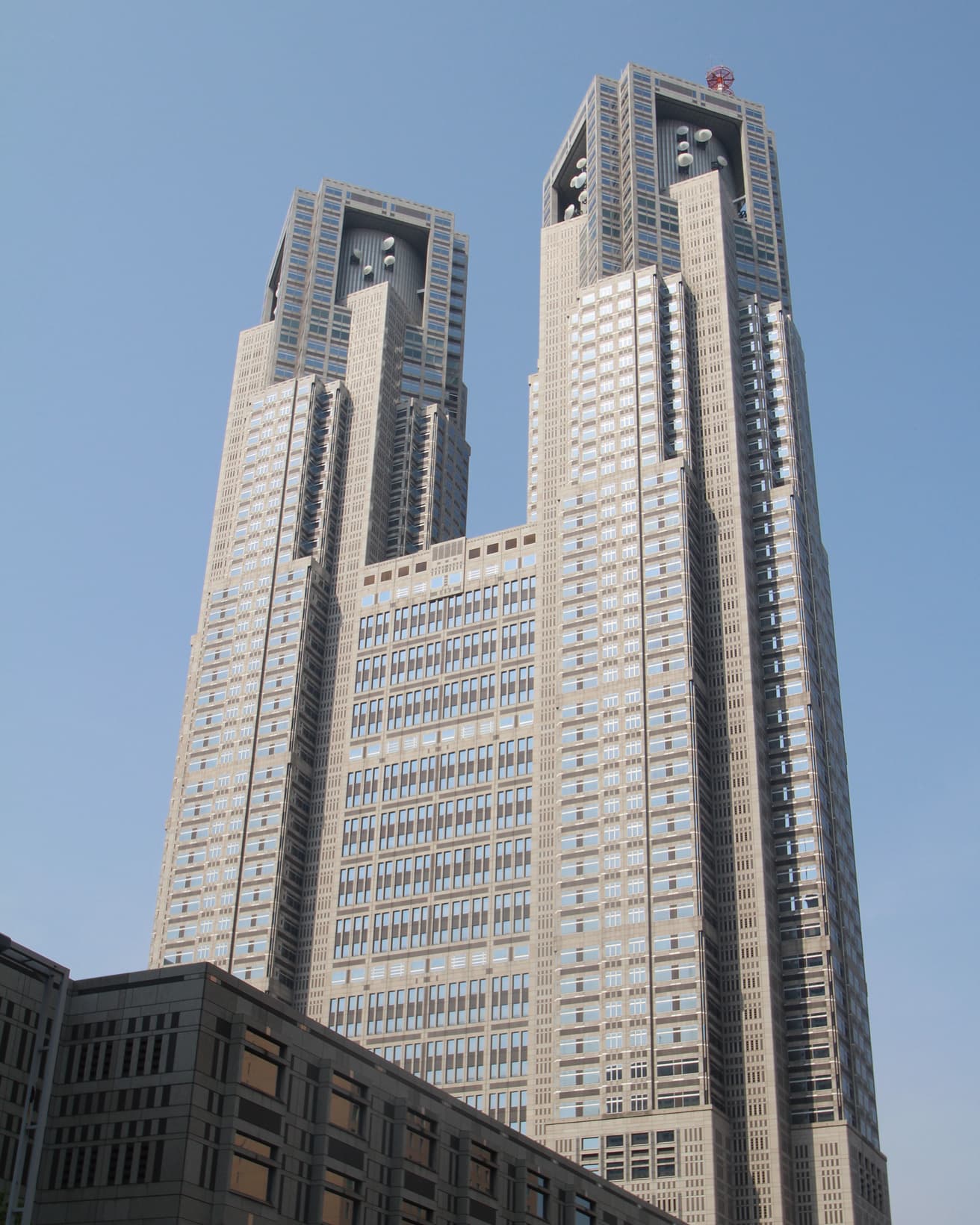 〈東京都庁舎〉丹下健三設計、1990年竣工。東京都新宿区。　photo_Tatsuo Iso