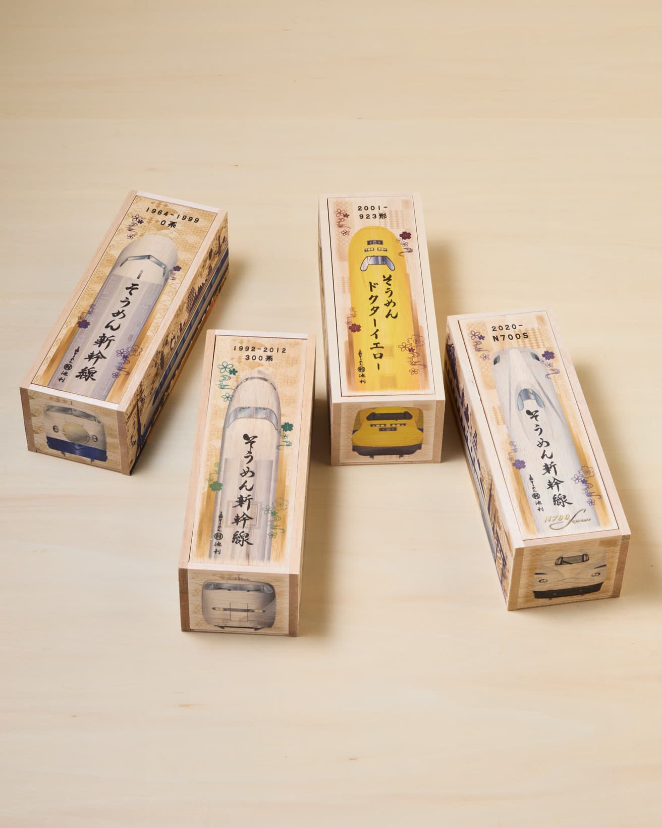 〈JR東海〉の奈良キャンペーンをきっかけに生まれた《池利 そうめん新幹線》。当初は期間限定品だったが、好評を受け、デザインを新たに再登場した。最新型車両の「N700S」、初代のぞみ「300系」、開業時に登場した初代新幹線「0系」、そして線路のゆがみや電気設備を検査しながら走行する新幹線のお医者さん「ドクターイエロー」の4デザイン。