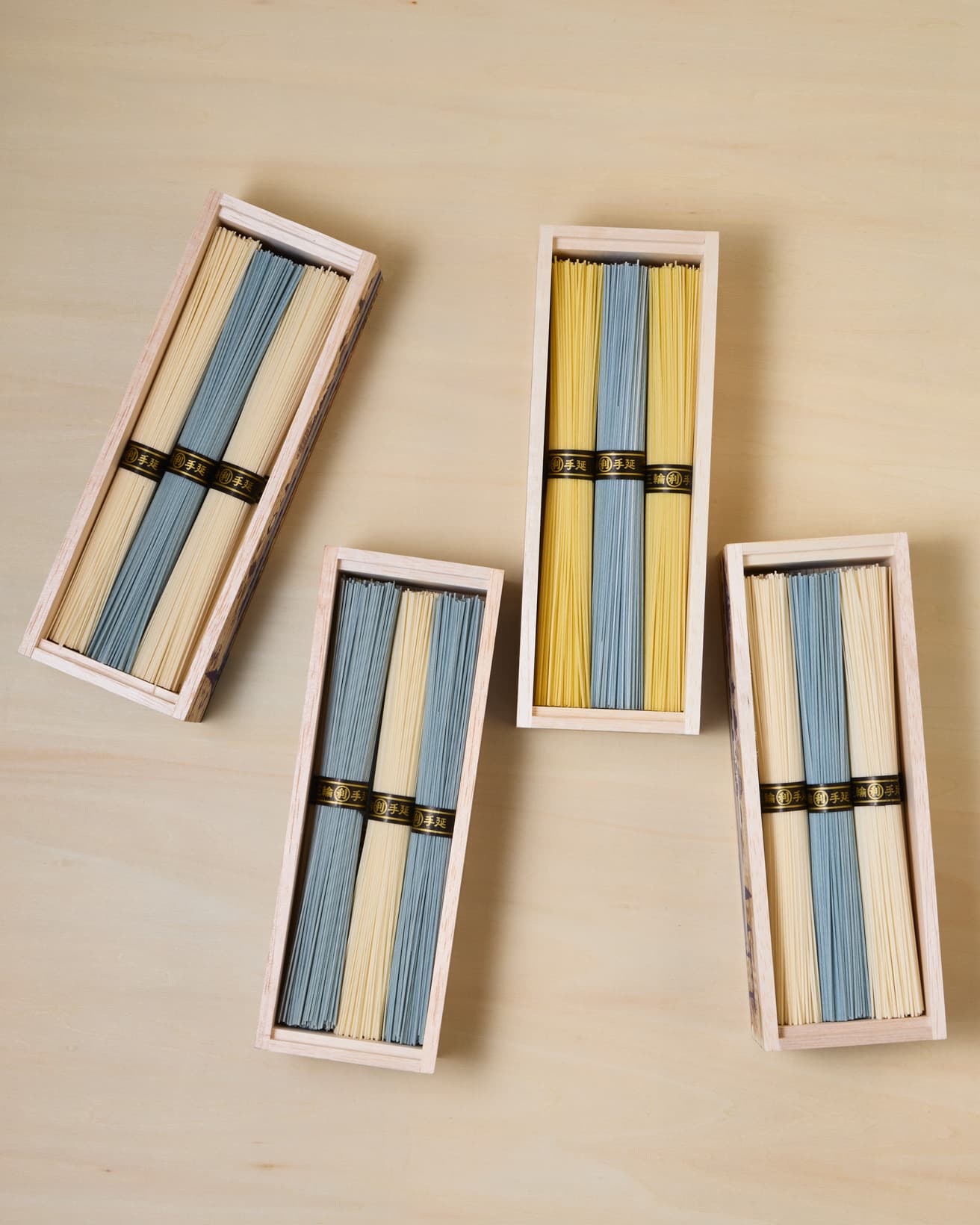 車体のカラーリングにちなんだ、華やかな見た目に加えて、三輪そうめんらしい繊細なコシとやさしく広がる風味が魅力のひとつ。