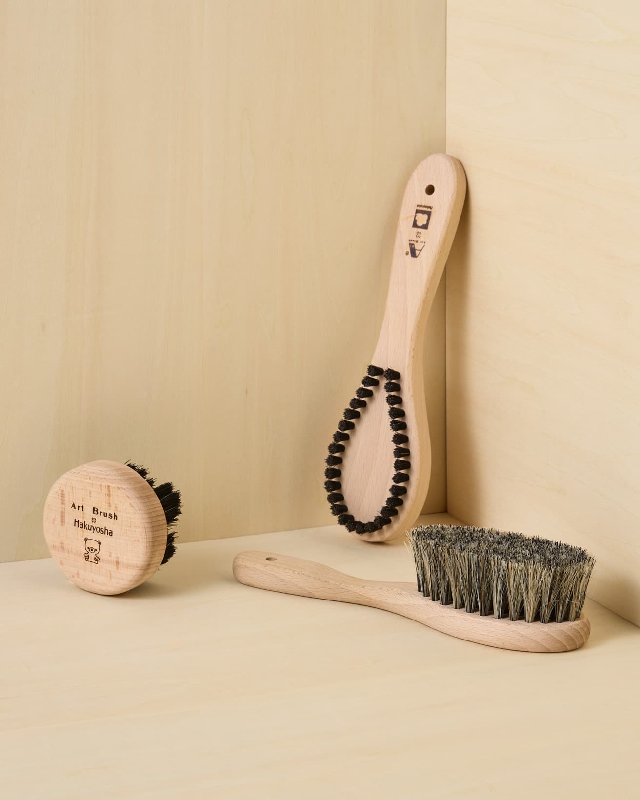 〈白洋舍〉の工場で使用されているプロ仕様の一品。左から、《ペット用マッサージブラシ》3,850円、ブラシが蹄のように配された《毛玉取りブラシ》4,950円、《洋服ブラシ》4,950円。《ペット用マッサージブラシ》と《毛玉取りブラシ》は、ブラシクリーナーもセット。