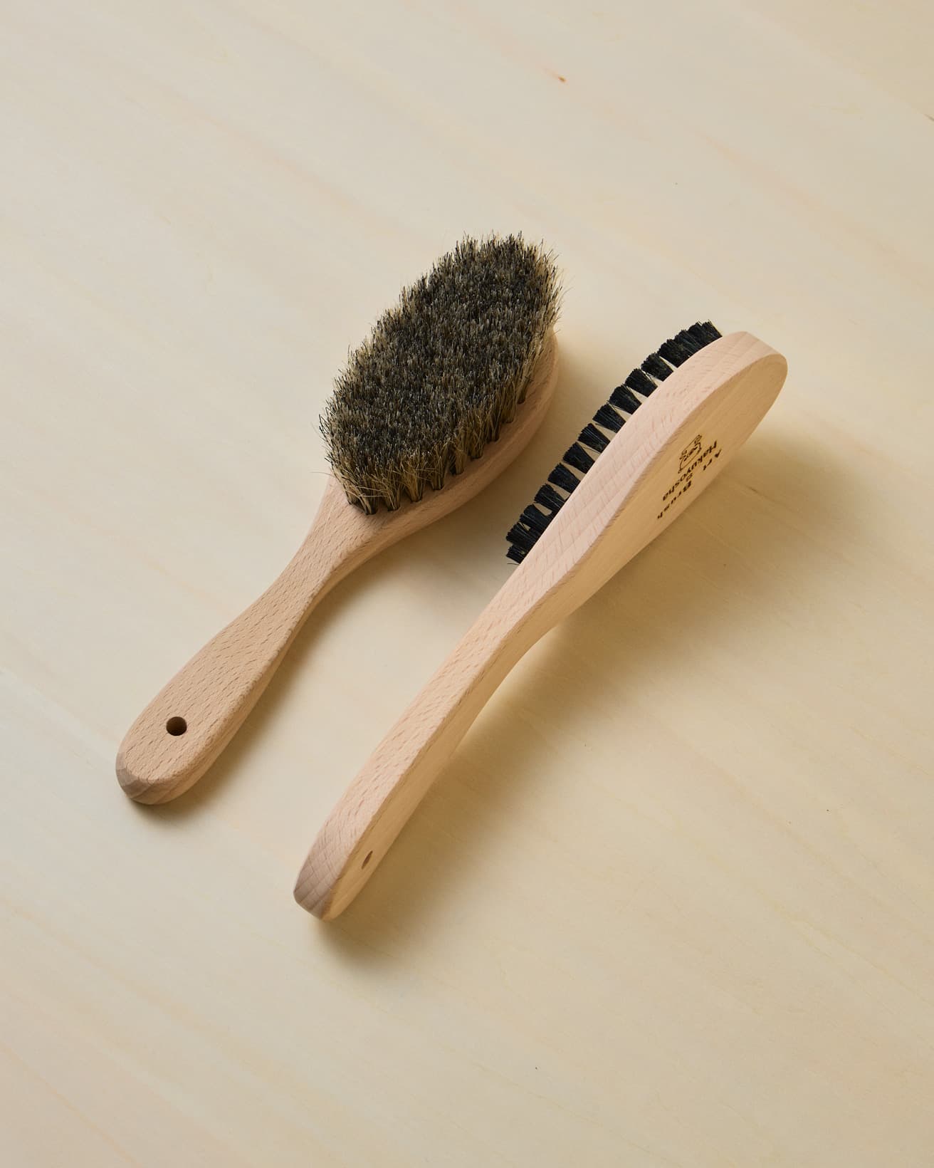 左の《洋服ブラシ》は、上質な馬毛100％使用。衣類の仕上がりに差が出る定番ケアアイテム。ポイントは「綺麗でも着用したらすぐケア」すること。これを使えば、あなたも今日から「クリーニングの達人」に。