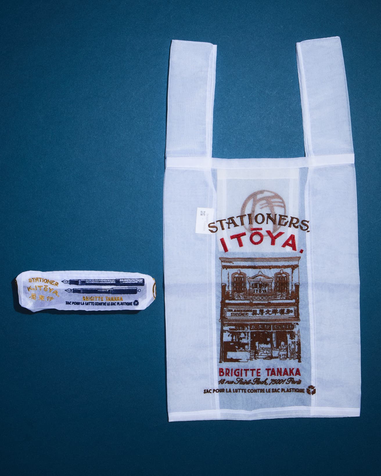 “ビニール袋に頼らない暮らしを”という想いから誕生したブランド定番のバッグ。「SAC POUR LA LUTTE CONTRE LE SAC PLASTIQUE（プラスチックバッグに対する戦い）」という言葉も刺繍されている。《ブリジットタナカ オーガンジーバッグ》8,800円、《ブリジットタナカ オーガンジーポーチ》7,150円●銀座 伊東屋　本店 TEL 03 3561 8311。