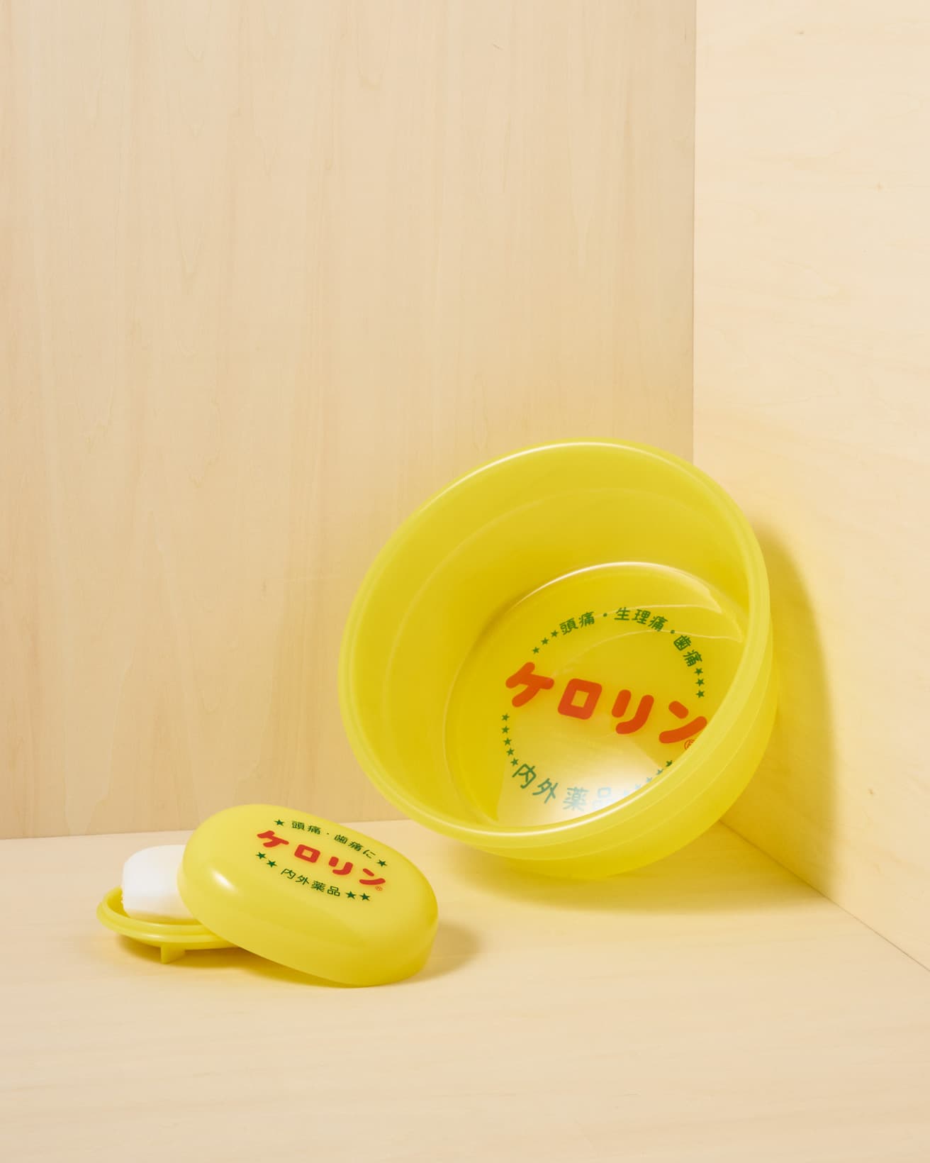 自宅で銭湯気分を味わえる《ケロリン石けん箱》と驚異的な強さから、別名「永久桶」とも呼ばれる《ケロリン桶》。