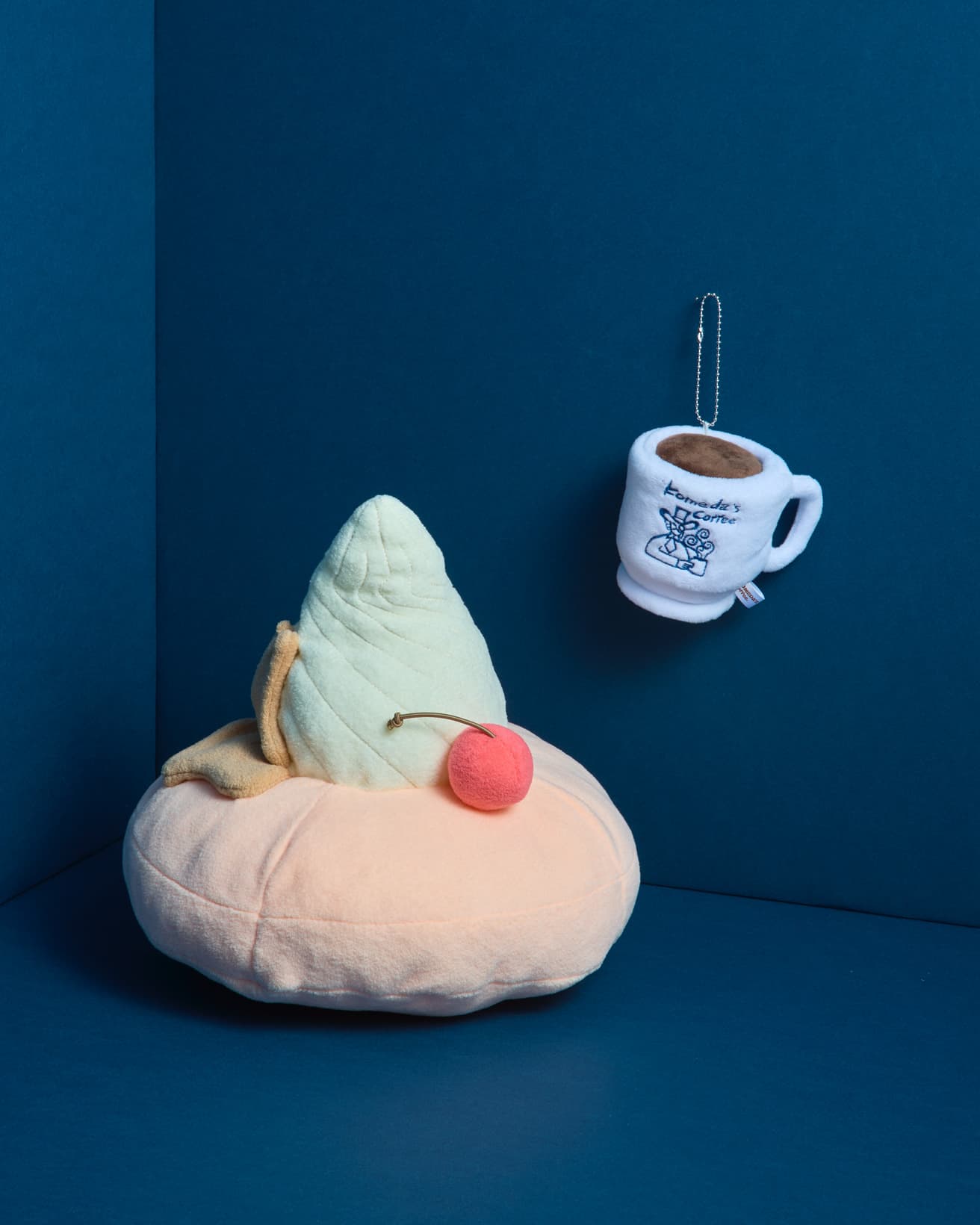 あつあつのデニッシュパンとひえひえのソフトクリームの温度差が楽しい、コメダの名物デザート《シロノワール》。本物に近い形状やソフトクリームなどの質感を再現し、もちもちとした感触が気持ちのよい、ぬいぐるみ。人気メニューがそのまま愛らしい形になった、ぬいぐるみチャームも展開。