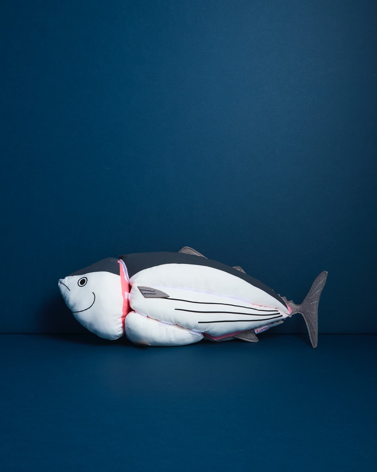 2018年に登場した《カツオ解体君》。つぶらな瞳でこちらを見つめてくれる。2025年8月にリニューアル。7,040円。