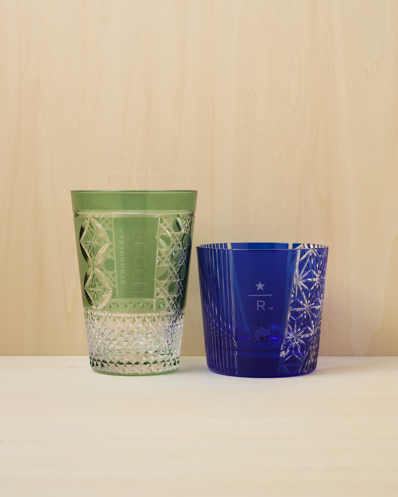 職人の手仕事が光る、江戸切子のグラス。（左から）《［JIMOTO Made］スターバックス アイスコーヒーグラス》42,000円、墨田区の限定店舗で展開。《JIMOTO Made+ 墨田 江戸切子グラス237ml》44,000円、〈スターバックス リザーブ® ロースタリー 東京〉とオンライストアで取り扱う。