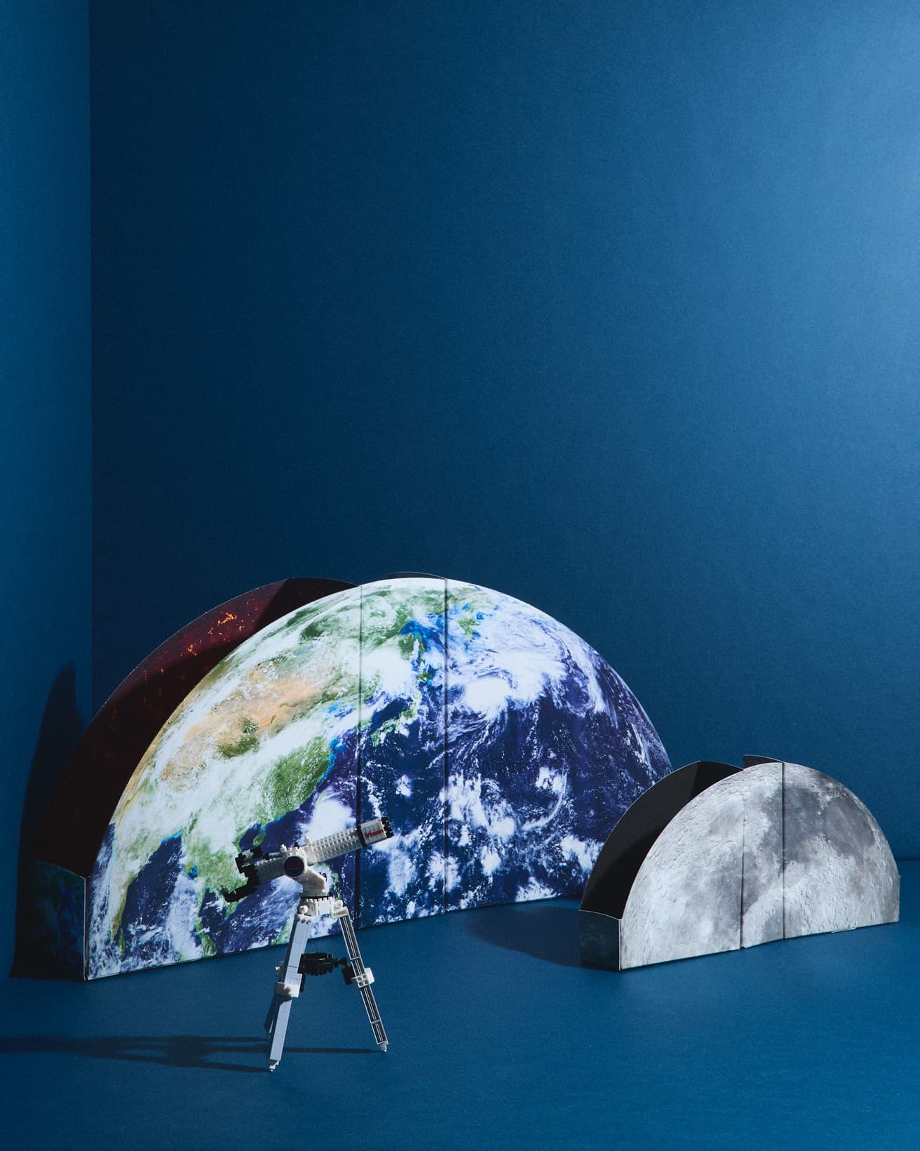 「星空を見せる会社」〈ビクセン〉の遊び心が光る、アイテムラインナップ。《ナノブロック 天体望遠鏡ポルタII A80Mf》2,970円、《［Theodorus］扇型ファイルボックス SECTOR扇型ファイルボックス SECTOR 地球（3枚組）》3,300円、《［Theodorus］扇型ファイルボックス SECTOR扇型ファイルボックス SECTOR 月（3枚組）》3,300円。