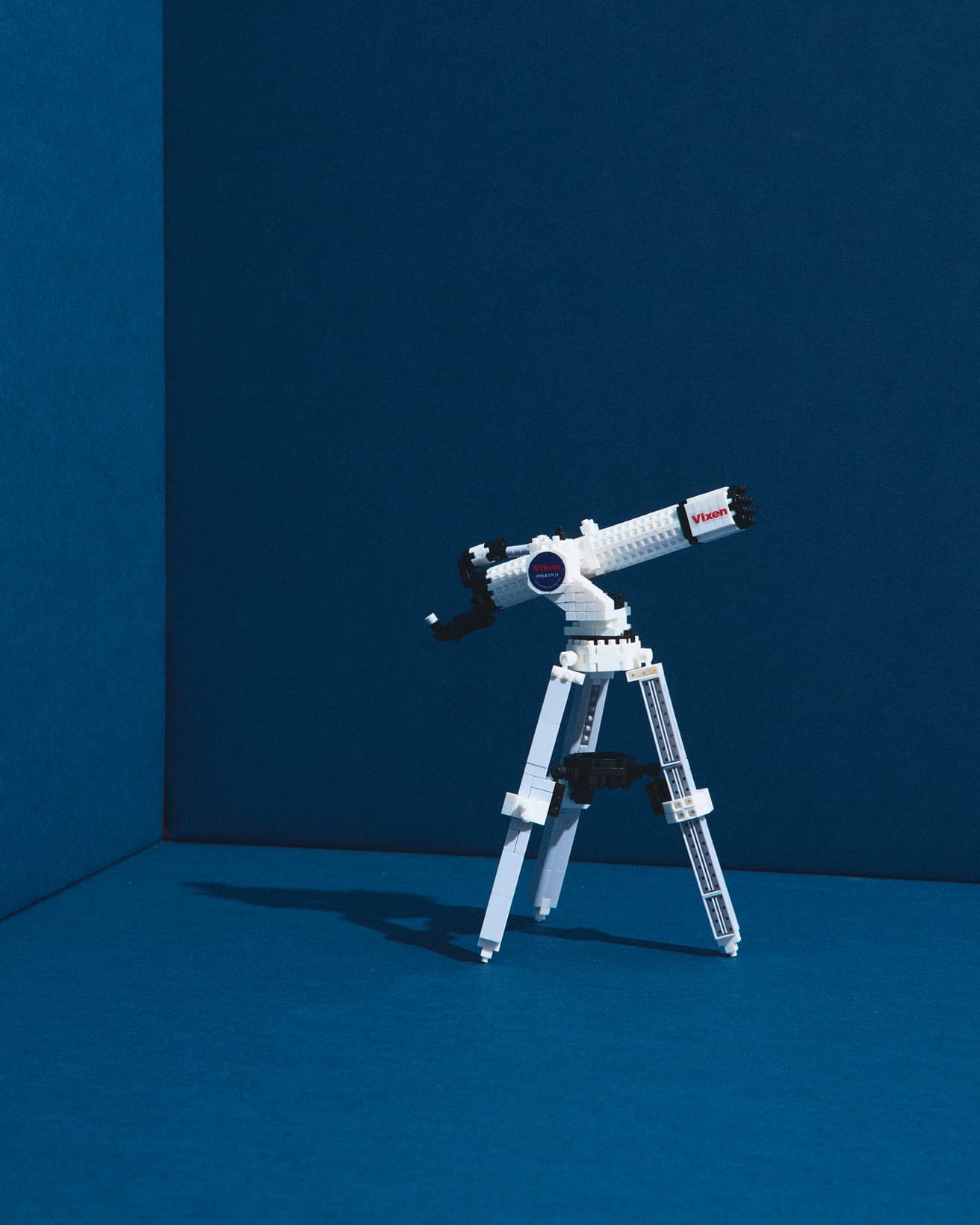 〈ナノブロック〉は、 2008年に日本で生まれた超ミニサイズブロック。その小ささを活かして、従来のブロックでは再現が難しかった細かな部分まで作り込むことができ、手のひらサイズで再現された《ナノブロック 天体望遠鏡 Vixen ポルタII A80Mf》。