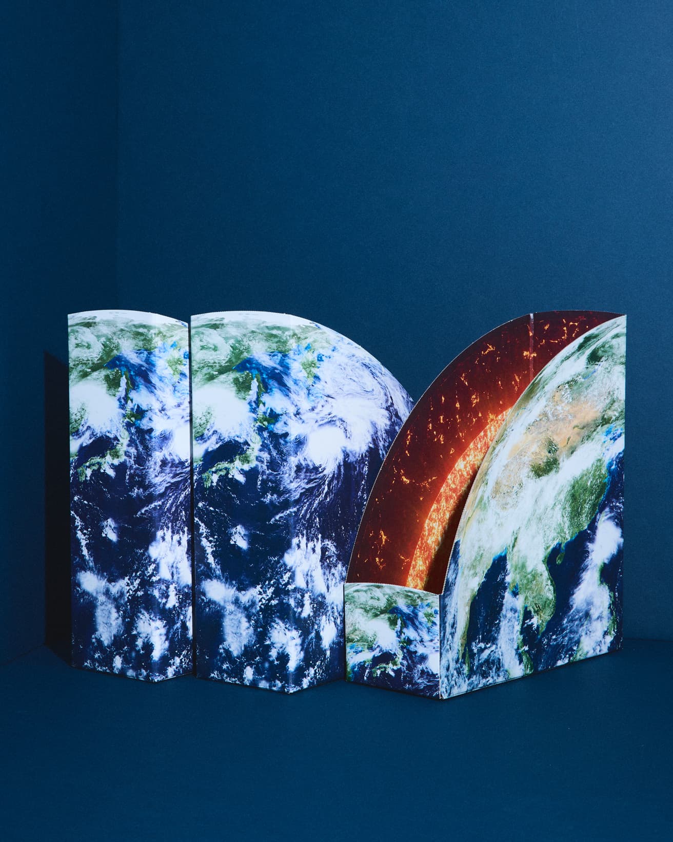 NASA公認の本物の地球画像を使った《［Theodorus］扇型ファイルボックス SECTOR 地球(3枚組)SECTOR 地球》。3つ揃えると半円になる。