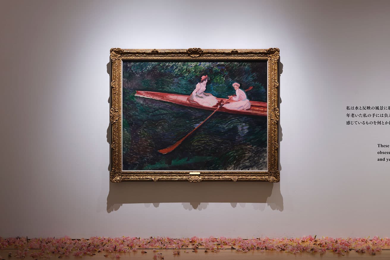 展示風景：「あたらしい目—モネと21世紀のアート」ポーラ美術館、2026年。写真のモネ《バラ色のボート》（1890年）など同館が収蔵するモネ作品19点が並ぶ。撮影：中川周