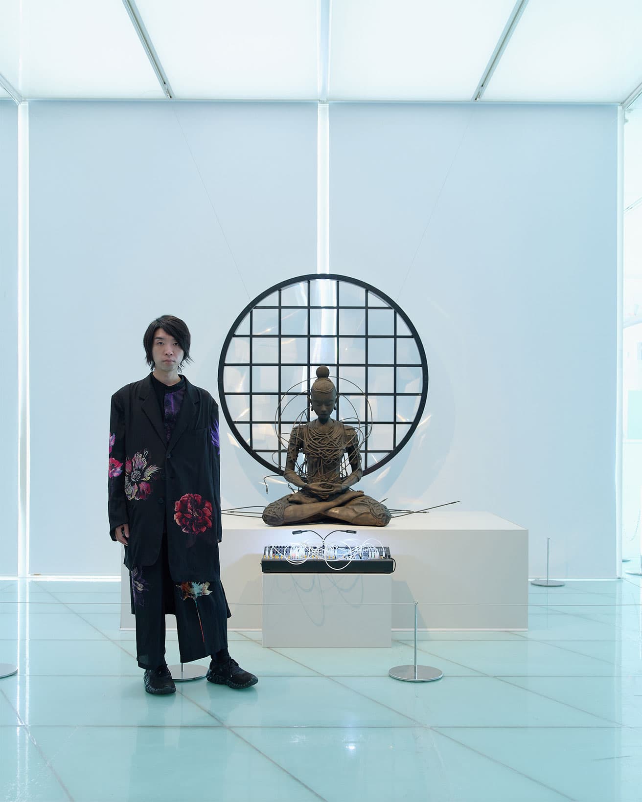 落合陽一、《オブジェクト指向菩薩》（2023年）とともに。