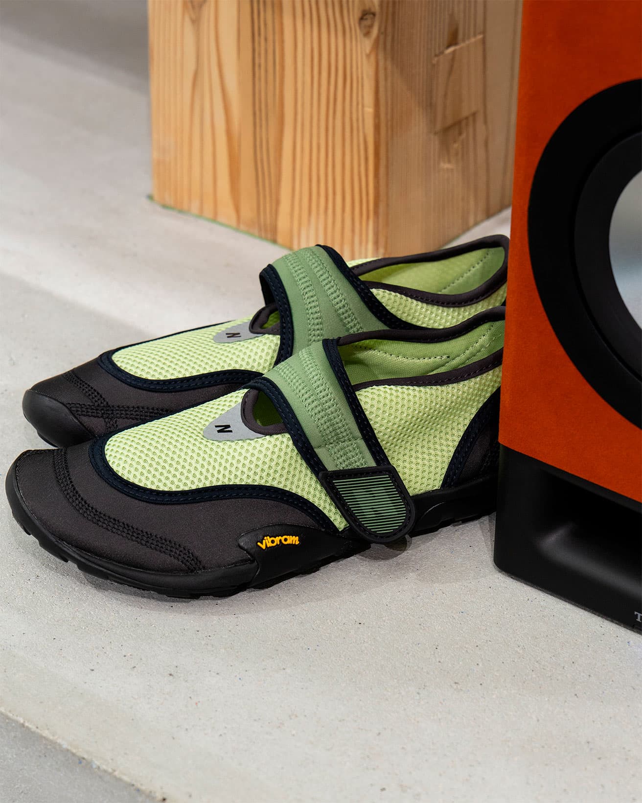 新作《TOKYO DESIGN STUDIO New Balance MT2》ライムカラー。通気性に優れたメッシュアッパーとVibram®製ラバーソールを採用し、快適な履き心地を実現する。シューズ16,900円。