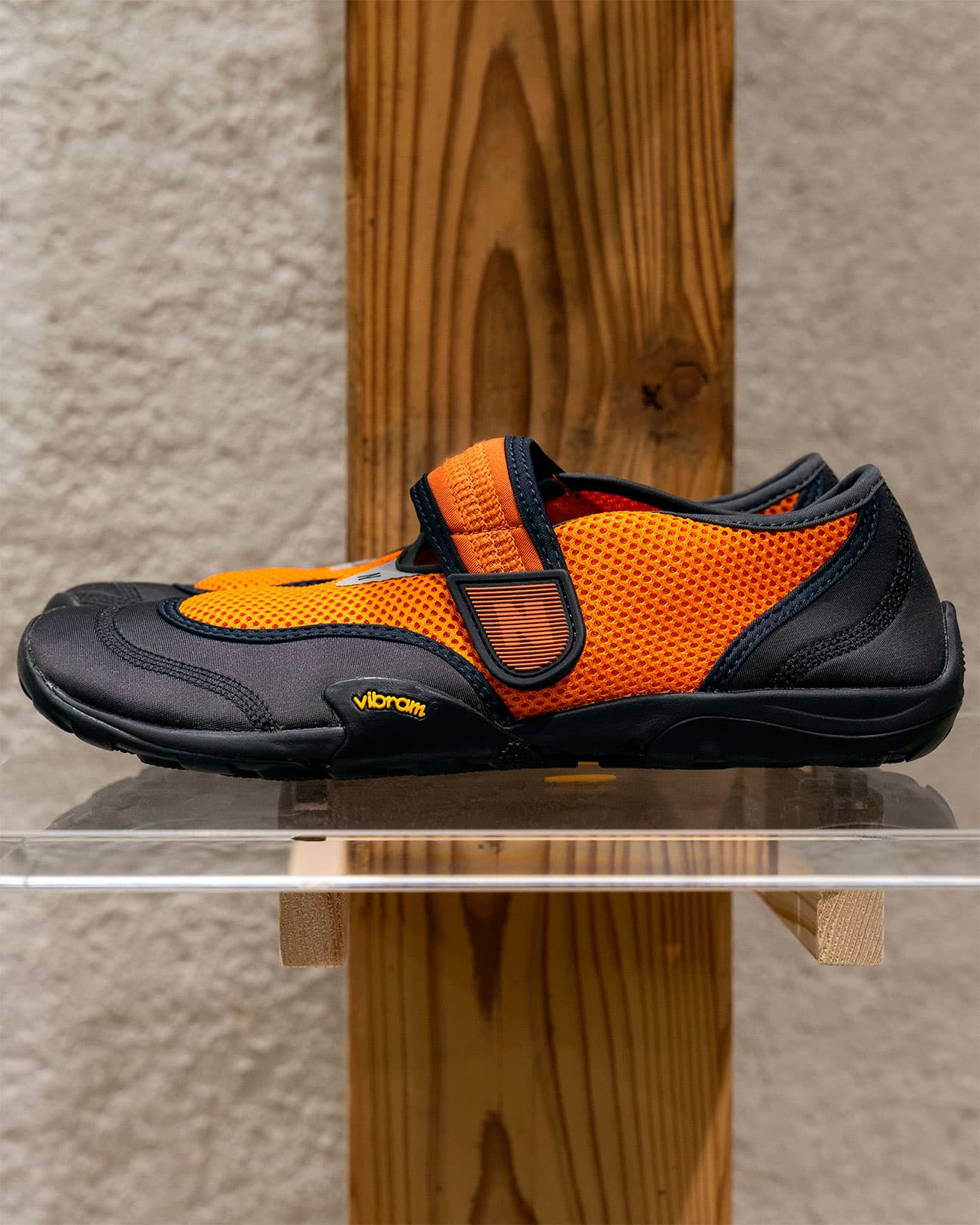 鮮やかなオレンジカラーを含む全3色を展開する《TOKYO DESIGN STUDIO New Balance MT2》。シューズ16,900円