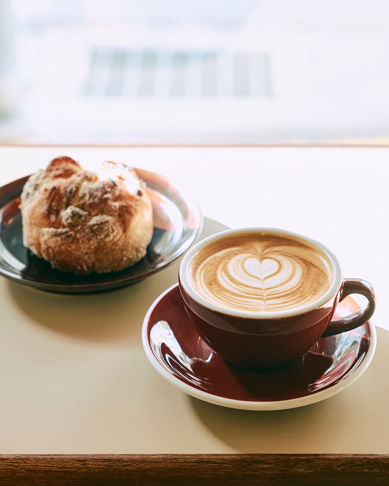 コーヒー豆は〈Little Nap COFFEE STAND〉のブレンド。サンドイッチなどもある。カフェラテ680円。