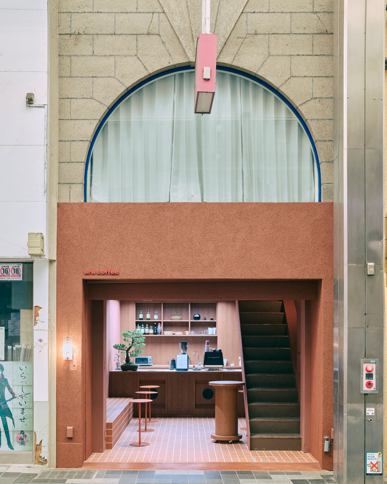 〈uru coffee〉外観。キーカラーのエンジ色が目を惹く。